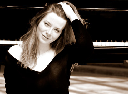 Female Wedding Singer & Pianist - Laura Napier-Burrows